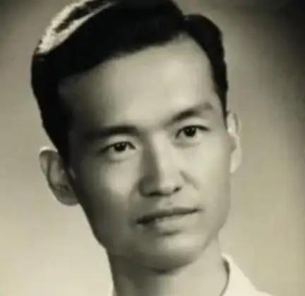 1947年，一敌军少校被我军俘虏，连长刚想审他。怎料，这名少校竟从容地说：“同志