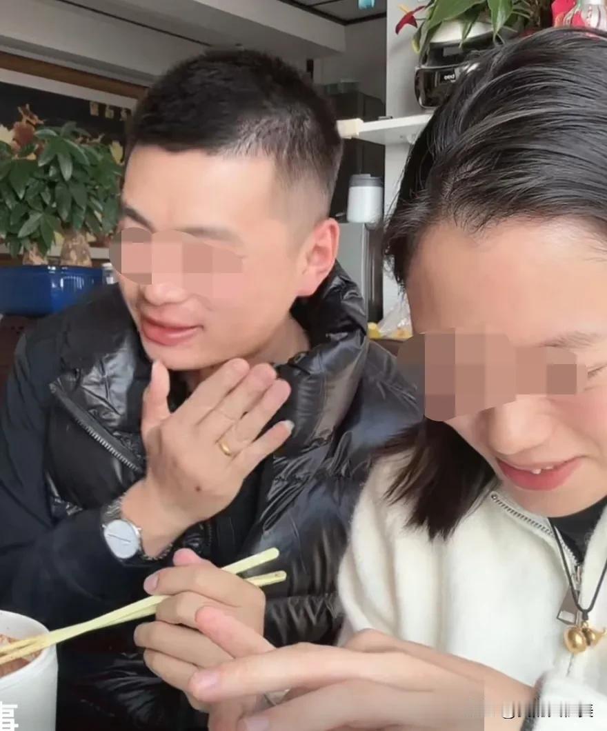 “白沙服务区”到底是个什么梗？
​妹妹妹夫专门开直播，一波秀恩爱表态了：
​不知