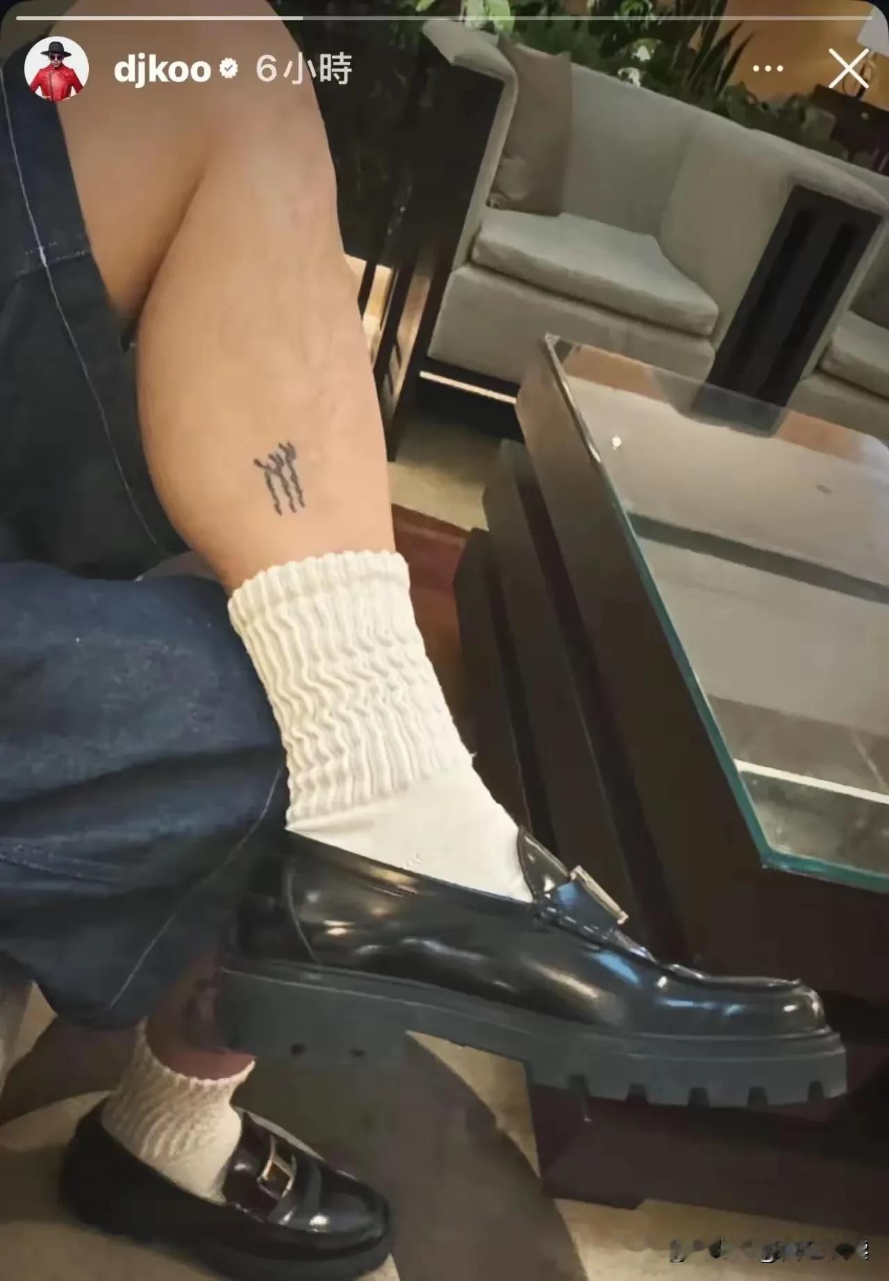 我的天
具星又来晒自己了

这次主打不露脸
开秀下半身的袜子鞋

不过更令大家好