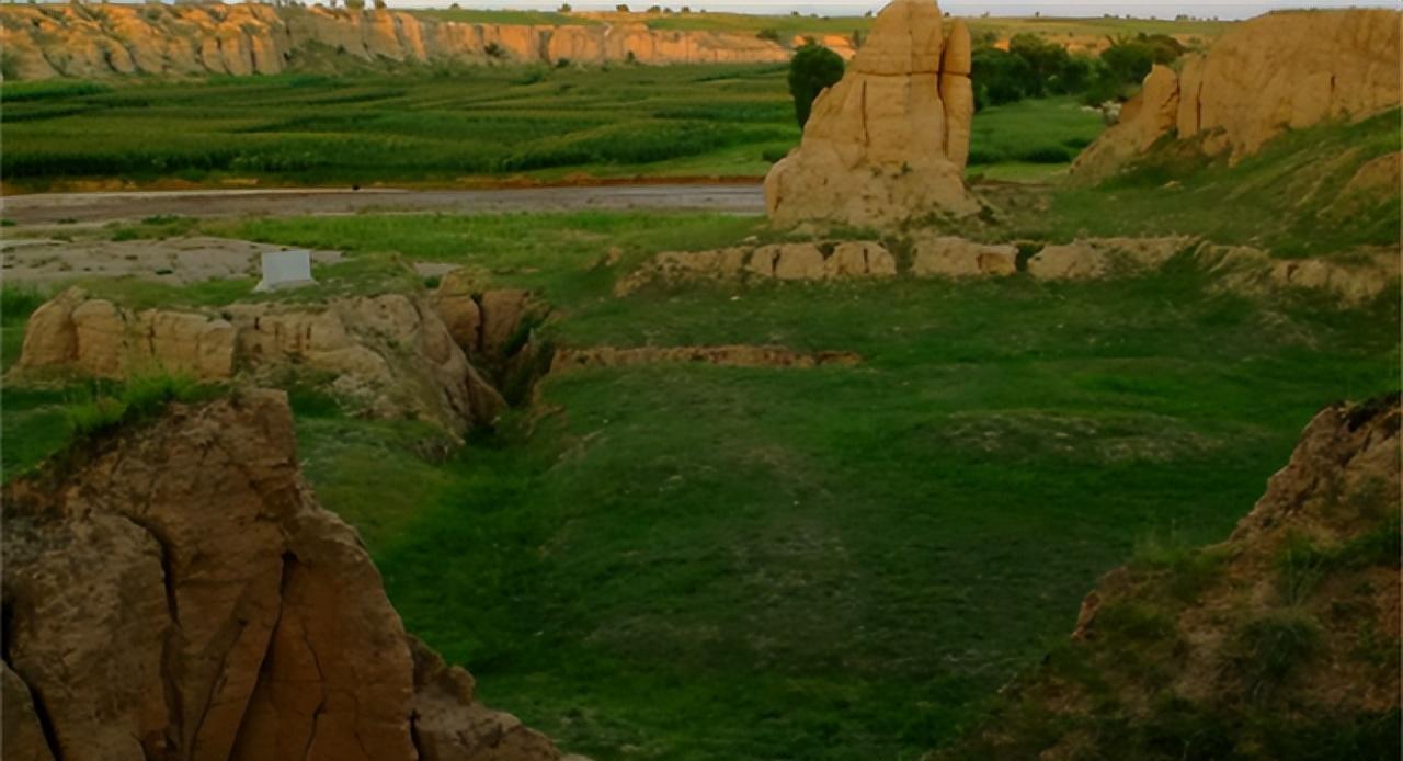 1977年，山西一位男子正在放牧，突见一匹野狼前来偷袭。

就在这时，几颗圆石球