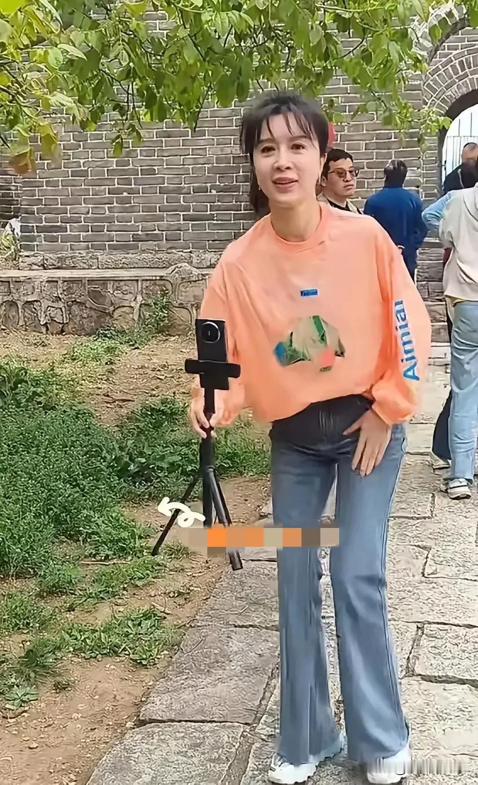 现实中碰见大明星，其实50岁的金巧巧在同龄人当中算显年轻的了，败就败在发型上，毕