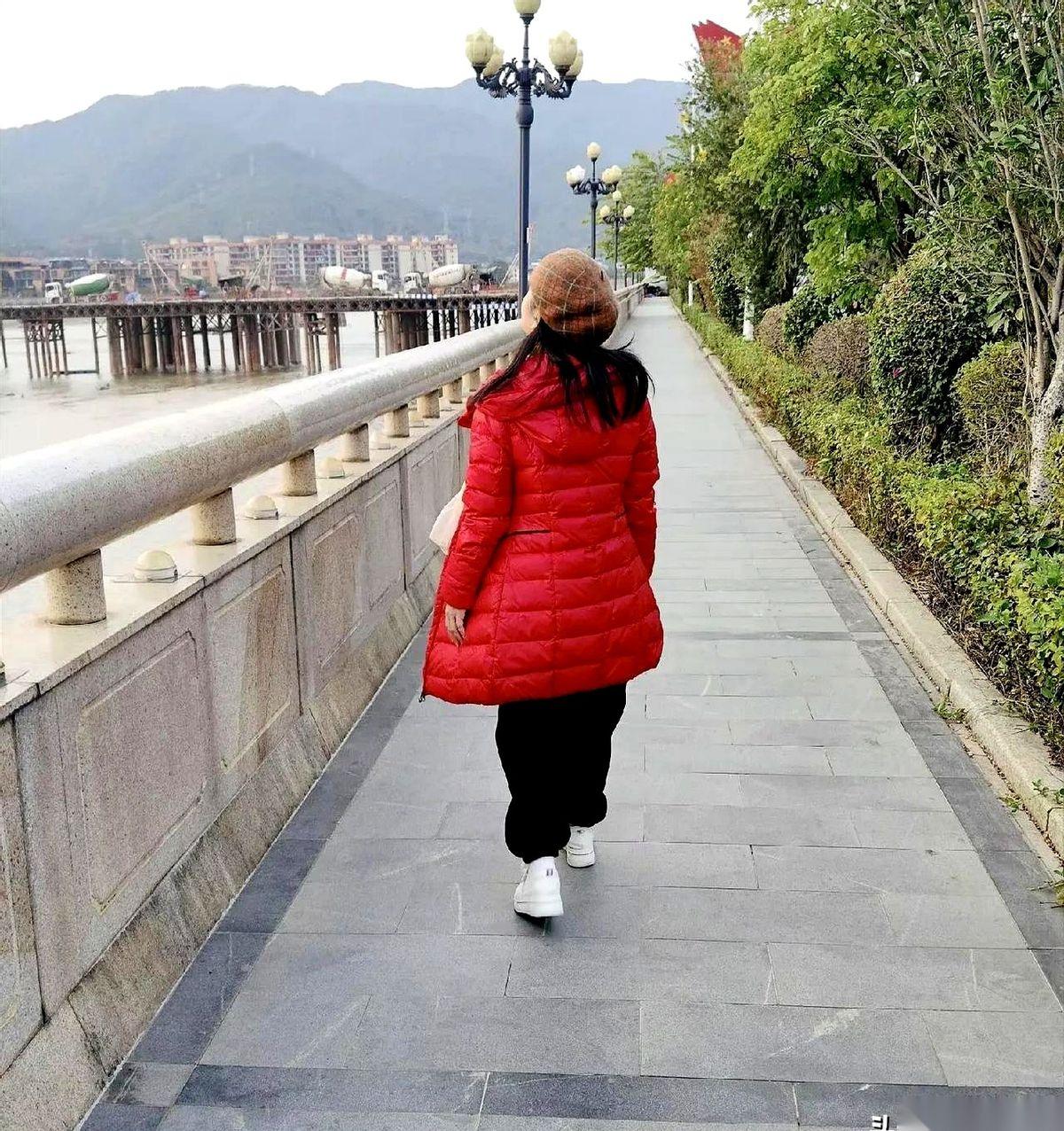 看到一个50岁女人的退休自白，每月只领2100元养老金，却让不少人看红了眼。
在