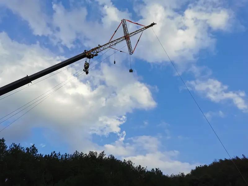 这样的高空项目应该禁止，项目审核怎么通过的。一看就是危险高空项目，梢不注意掉下来