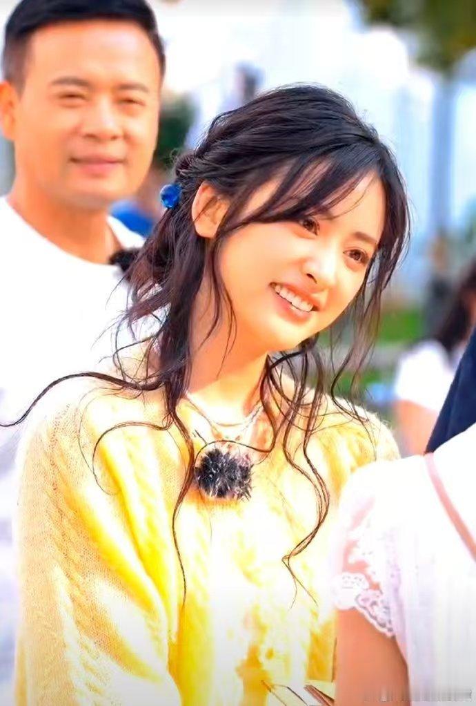 沈月明媚感的代名词沈月美拉德辣妹穿搭中餐厅被中餐厅造型戳中！无论是笑起来的明媚感