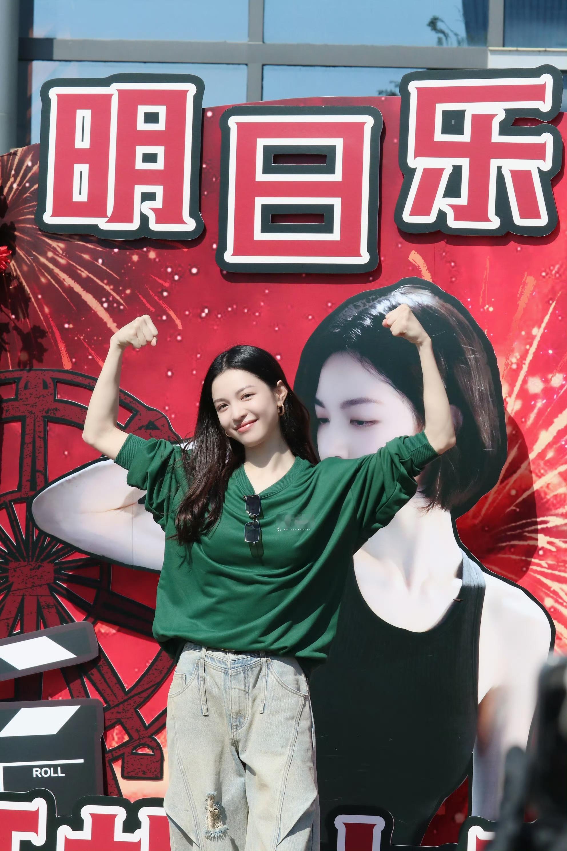 家人们谁懂啊！钟楚曦这短发战损造型直接鲨疯了！利落短发搭配战损妆，把林三酒的飒爽