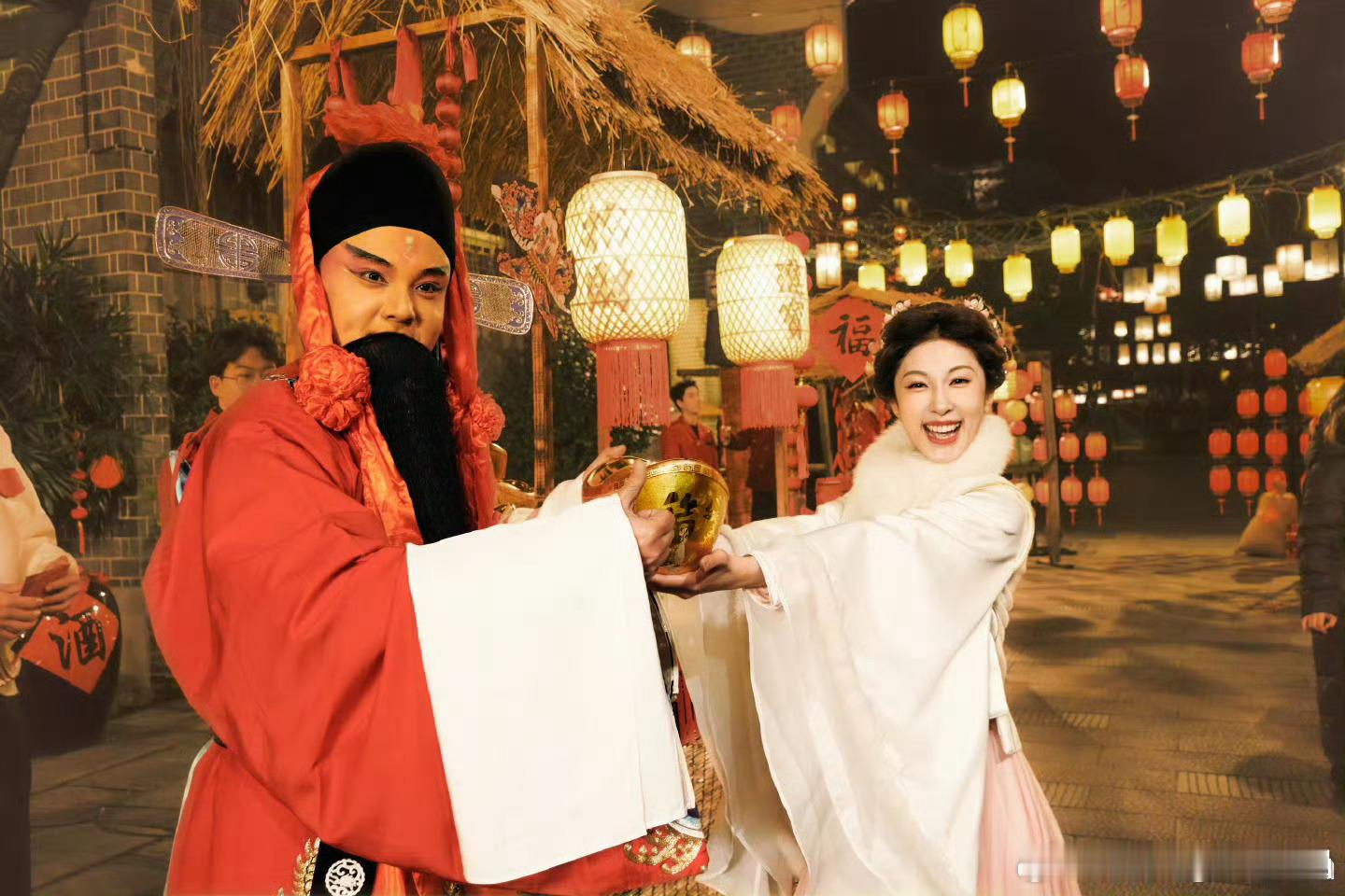 接张小婉周铁男事业运美貌与实力双丰收！张小婉颜值惊艳，和周铁男默契十足。借着迎财