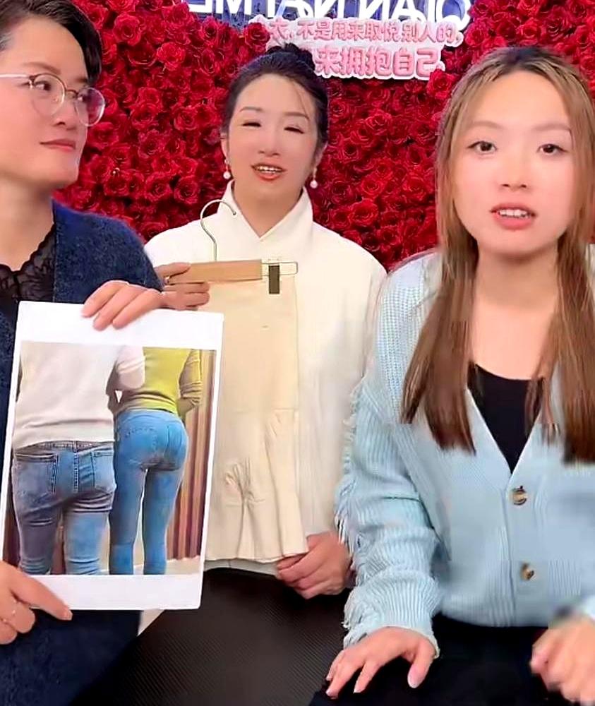 被全网唱衰要凉的许健华母子，根本没停步。
2026年女神节内衣专场已经在紧锣密