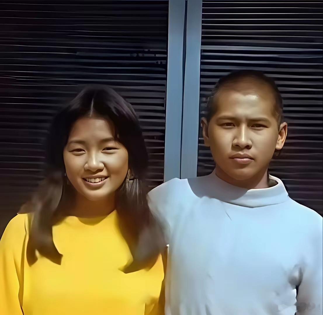 老照片：1975年，台中市，一对姐弟合影。10年后都成为歌坛大佬了。 ​​​