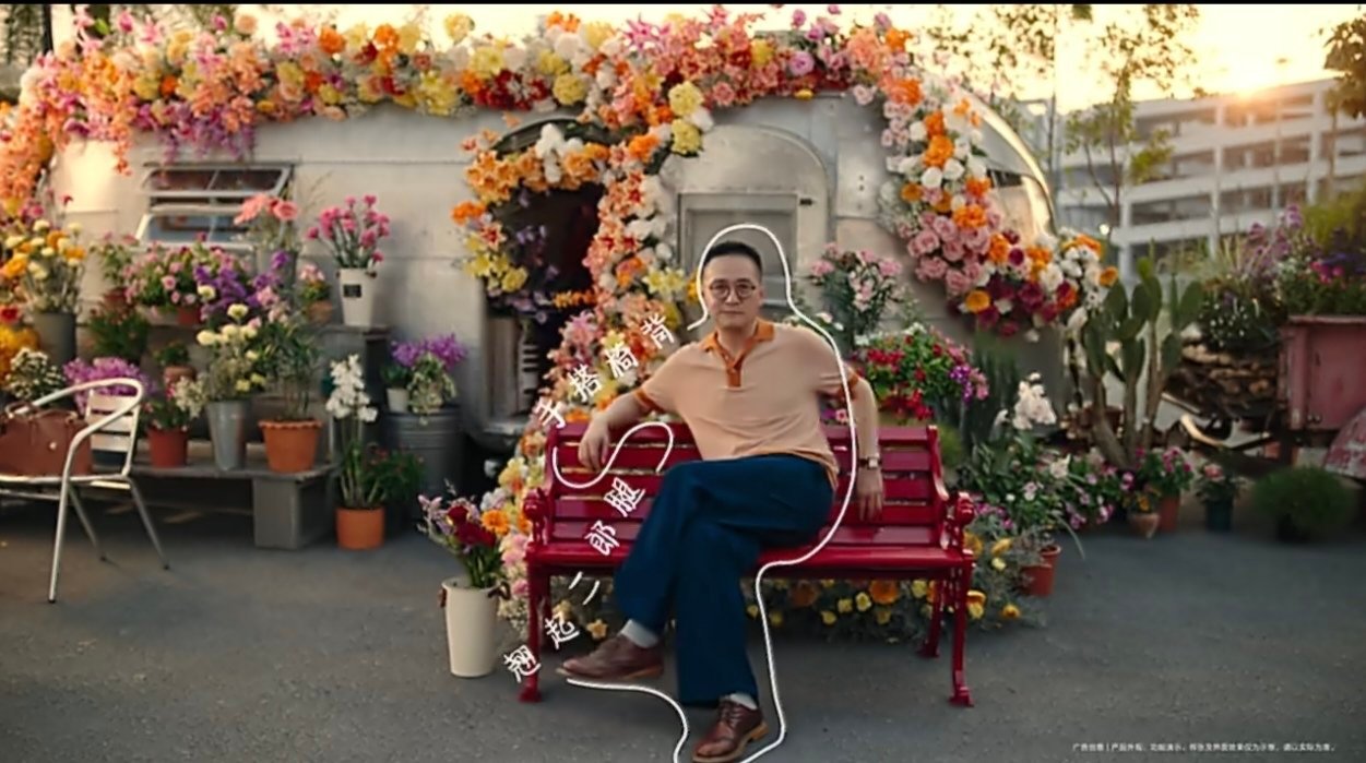 阿华今天这条预热视频里面，这个AI拍照姿势推荐，确实挺有意思的。“妈妈再也不用担