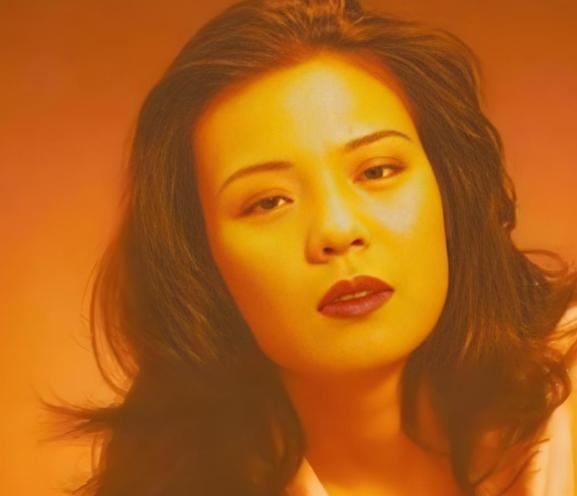 [微风]1999年，28岁的谢津洗完澡后，从23层高楼一跃而下，临终时，她说对母