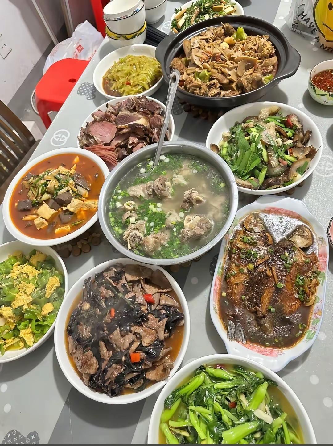 家国同春马上举杯