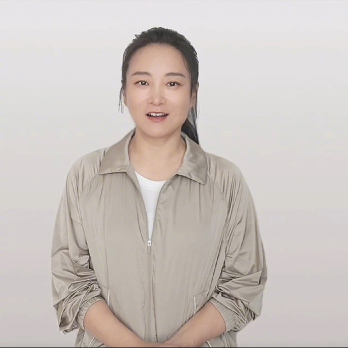 我就不一样了，想瘦的时候瘦不了，不想胖的时候一直胖。贾玲近照又瘦了 ​​​