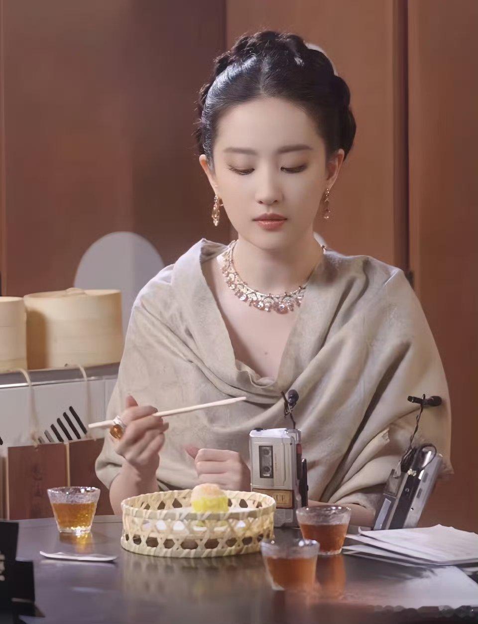 秀珠妹妹在吃烧麦 ​​​