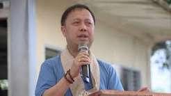 菲律宾总统府最近演了出尴尬大戏。对着海外高声喊话，勒令一名涉巨额贪腐的前议员立刻