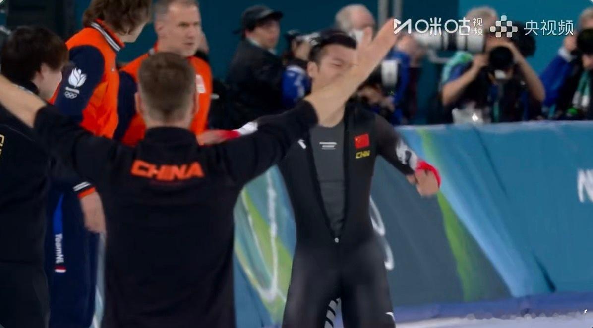 宁忠岩把温内马斯刚刚破的奥运会纪录给破了现在排名第一后面还有四个人没有滑全民聊冬