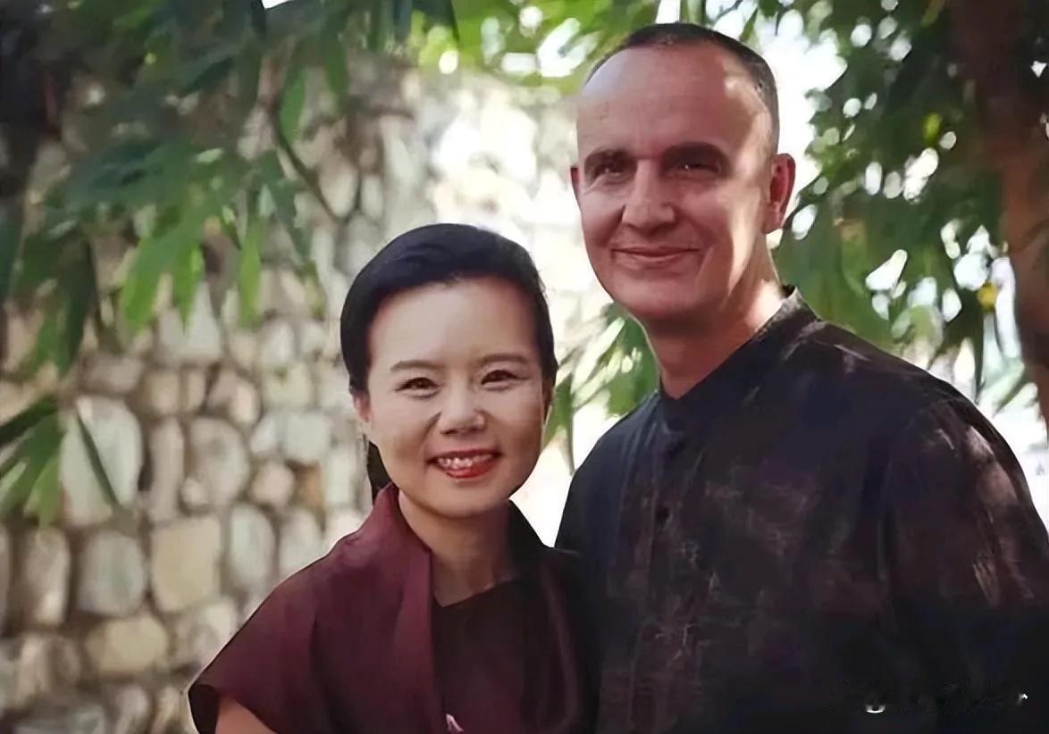 49岁龚丽娜离婚了，结束了20年的婚姻，龚丽娜和德国老公是共同创作了《忐忑》
从