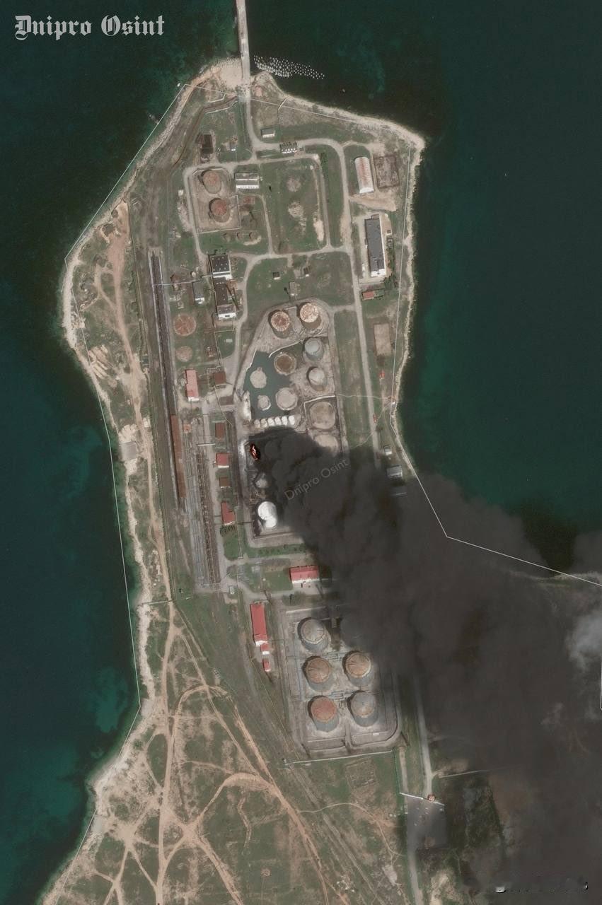 卫星图像显示了4月18日遭袭的塞瓦斯托波尔油库，以及此前已多次遇袭的费奥多西亚油