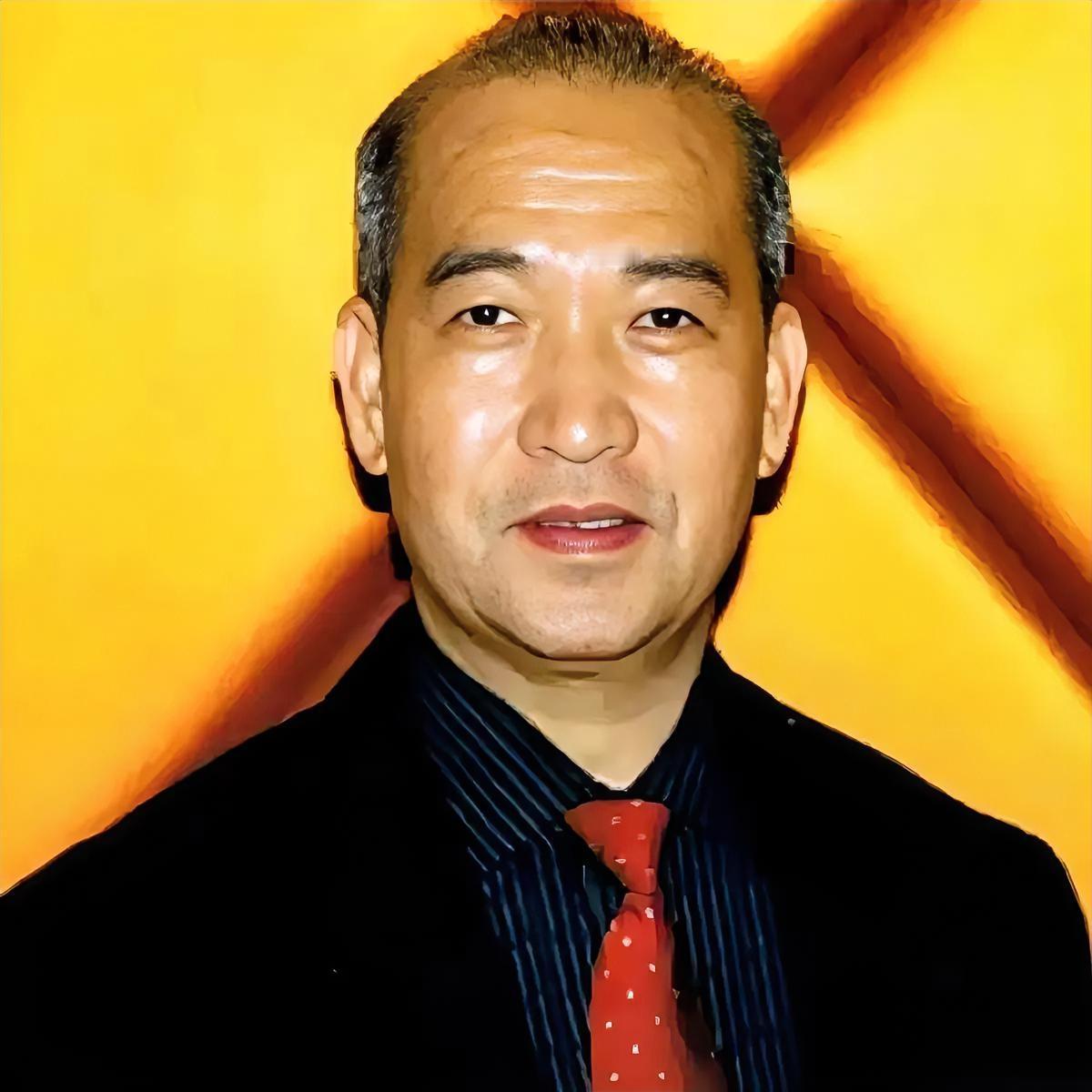 广东有个叫赵泰来的男人，做了两件被戳脊梁骨的事。
第一件，注销中国户口，转头入了