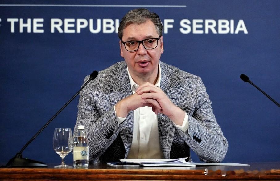 武契奇又“发疯”   

据中新网报道，塞尔维亚总统武契奇在周日举行的国家安全委