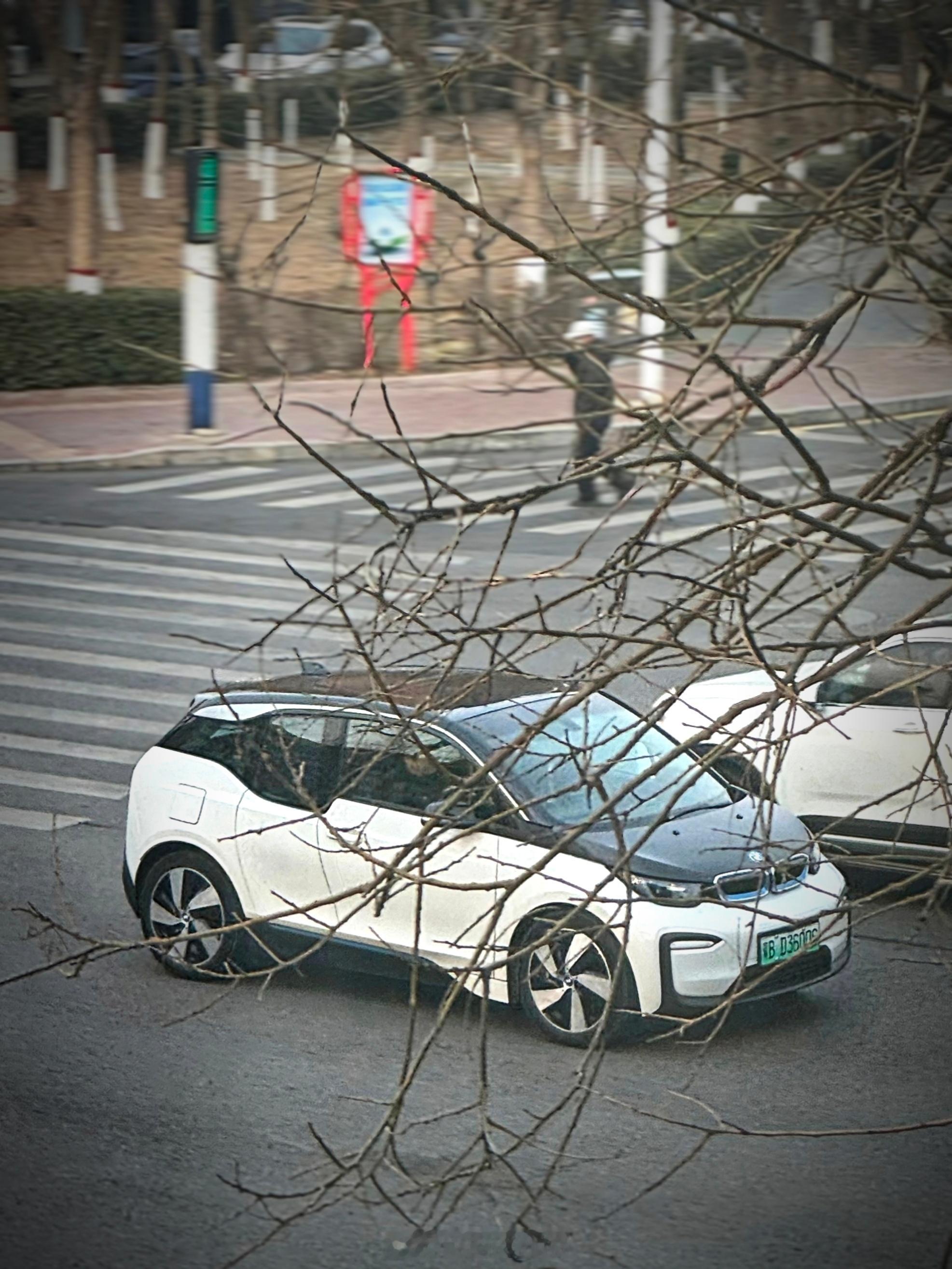 初代宝马i3，浑身上下都是跨时代的设计，后期快充版值得推荐。宝马i3宝马i3