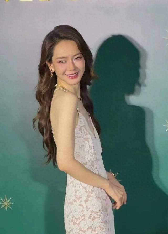 戚薇真的不要再瘦下去了，再瘦真的要变戚哥了～