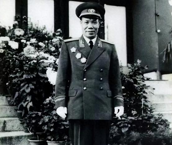 他曾多次与搭档发生分歧，跟司令动手了，气得旅长掏出手枪！
“1943年秋，一张油