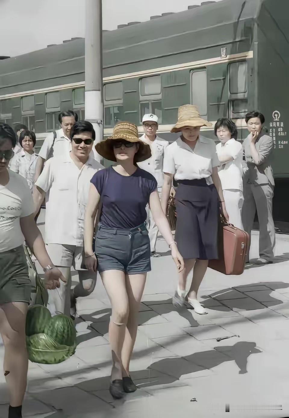 上世纪80年代刘晓庆的这身穿着打扮，就算放到现在也不过时吧？1984年刘晓庆受邀