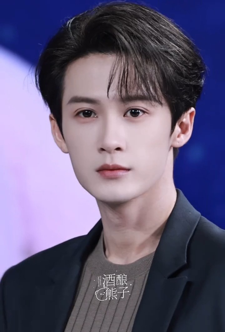 怼脸拍的神每个角度都帅的很突出 