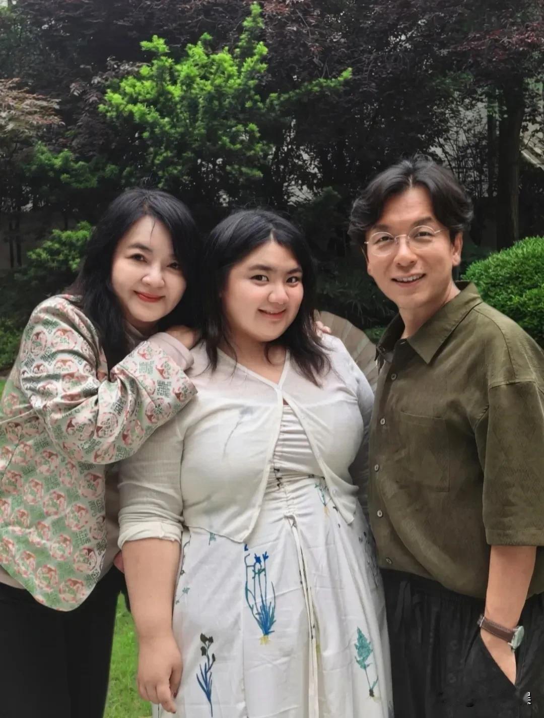 胡慧中带着女儿茉莉来上海游玩，顺便参观偶像周璇的故居。
快七十岁的胡慧中，一头黑