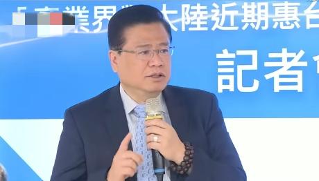 台湾商业总会理事长许舒博今天组织了七大产业公会，联合召开了记者会，要求台民进党当