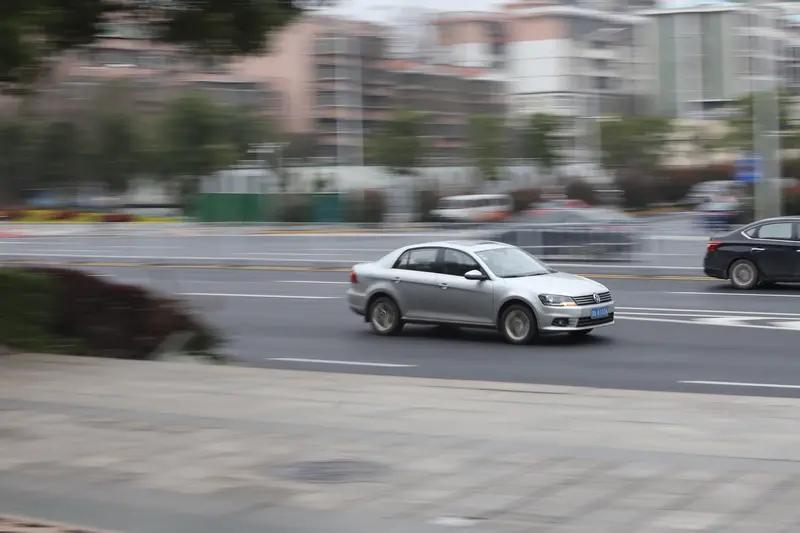 上联：桥下有水水追水，请对下联路上行车车随车