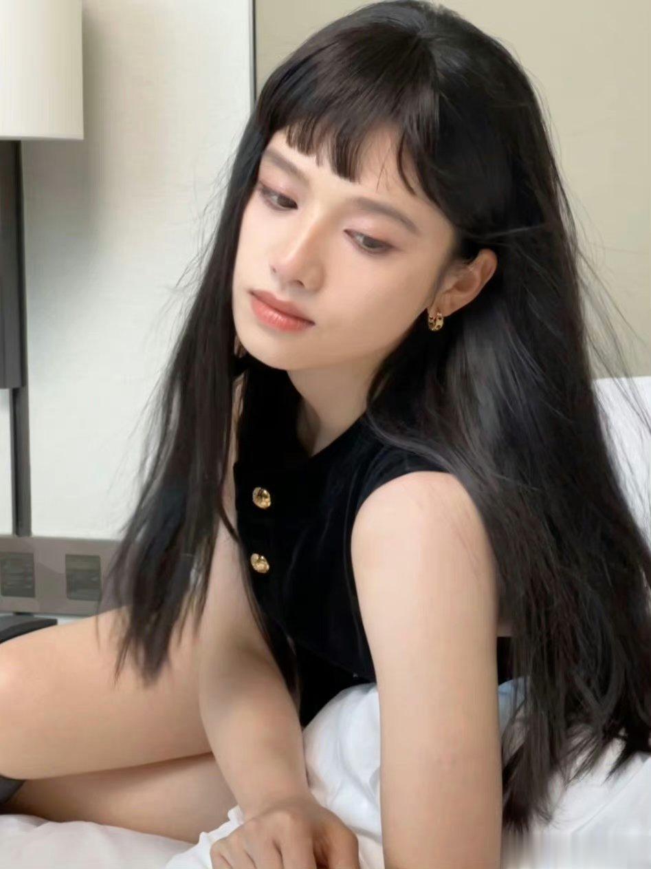 #张婧仪假刘海##张婧仪冷脸千金妆#要被张婧仪美晕咯[哇][哇] ​​​
