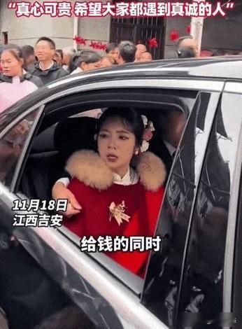 奶奶攥红包哭成泪人，新郎突然下车跪地，这场婚礼没人演戏

那天早上天刚亮，在江西