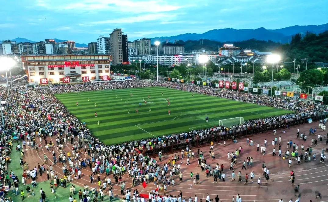 村ba用“世界波”为全国各地打了样，想要经济好，首先要人民逐渐富裕。

前有淄博