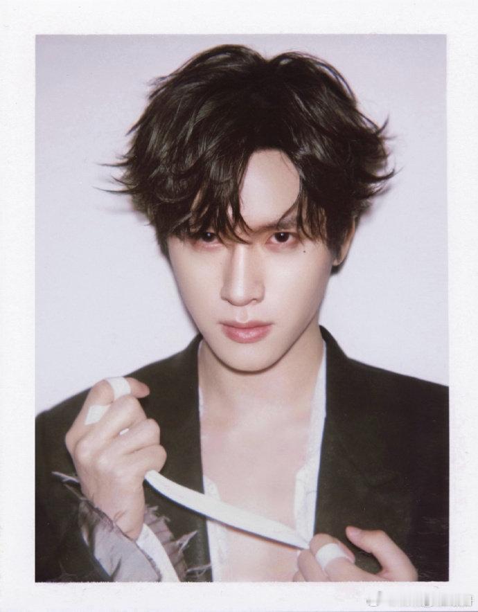 展轩撕拉片展轩撕拉片末末末班车 赶上展轩撕拉片末班车太值！黑红造型帅到犯规，春日