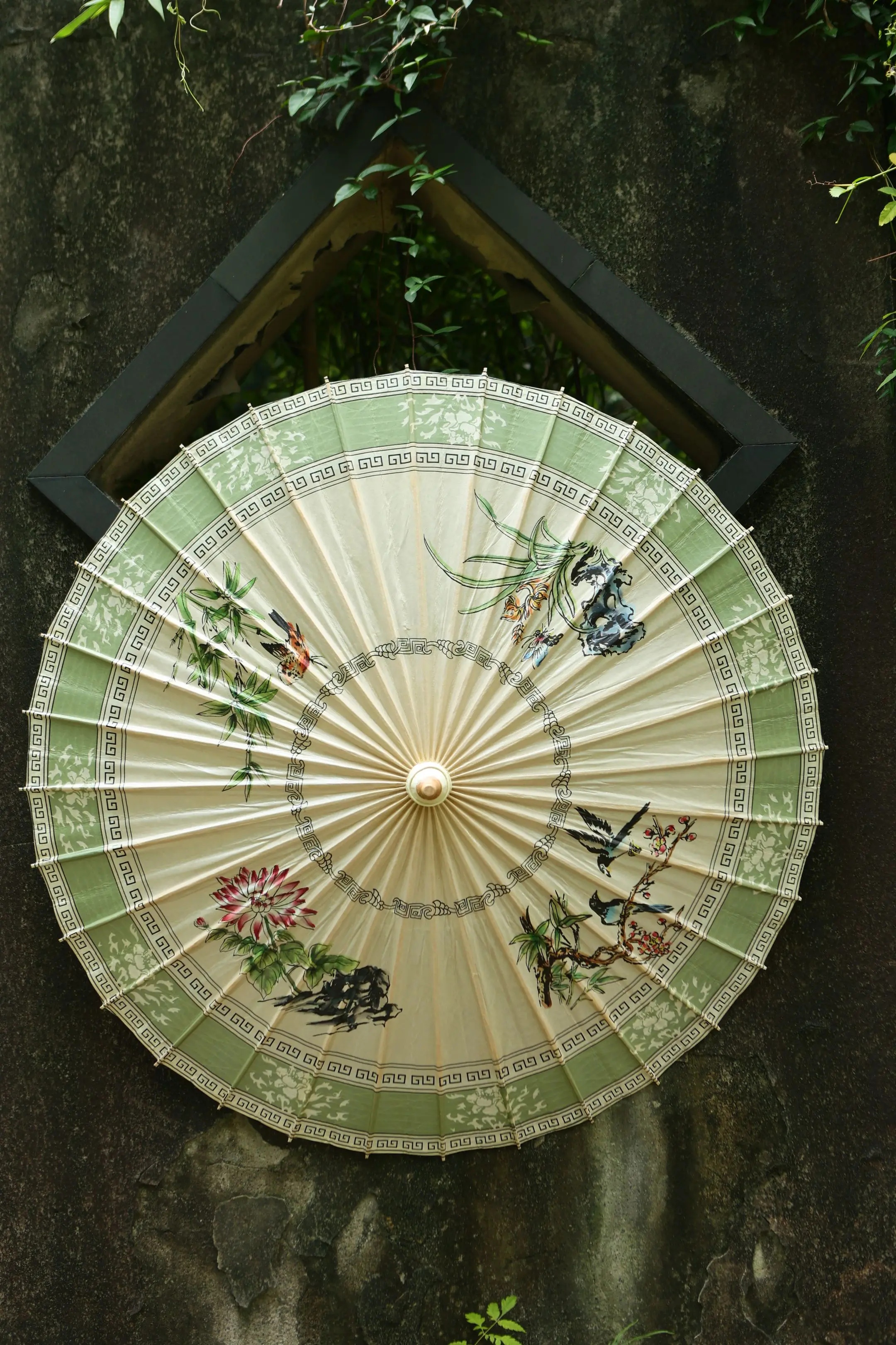 【国风系列】梅兰竹菊·油纸伞。雨落时，撑开一伞梅兰竹菊油纸伞，便撑起了...