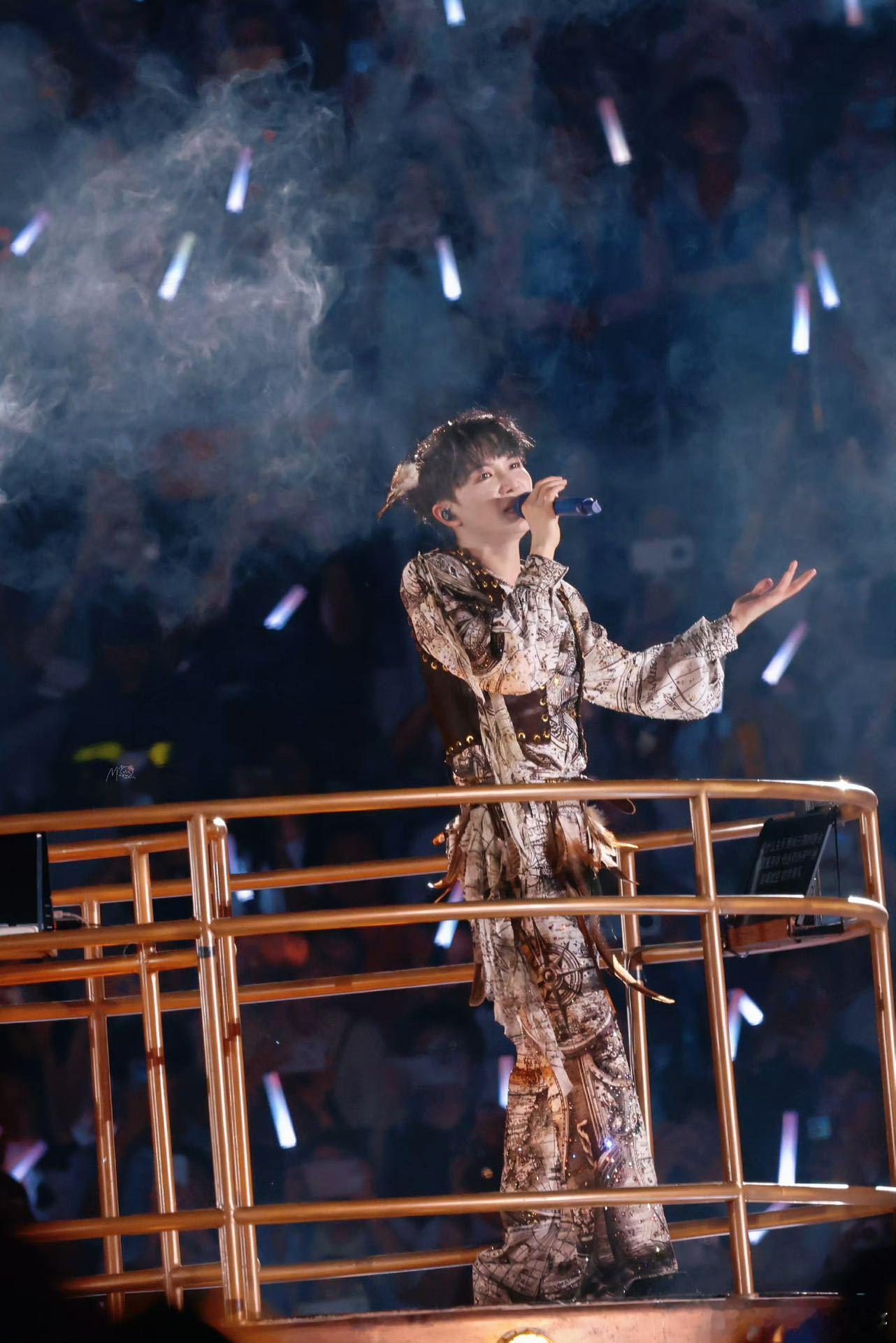 周深花车环游周深花车环游，就像一场温暖约会。他不只用歌声，更用心和大家见面。每次