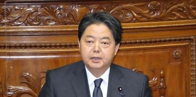 称呼变了，信号也就跟着变了。10月19日，中国外交部回应高市早苗参拜靖国神社时，