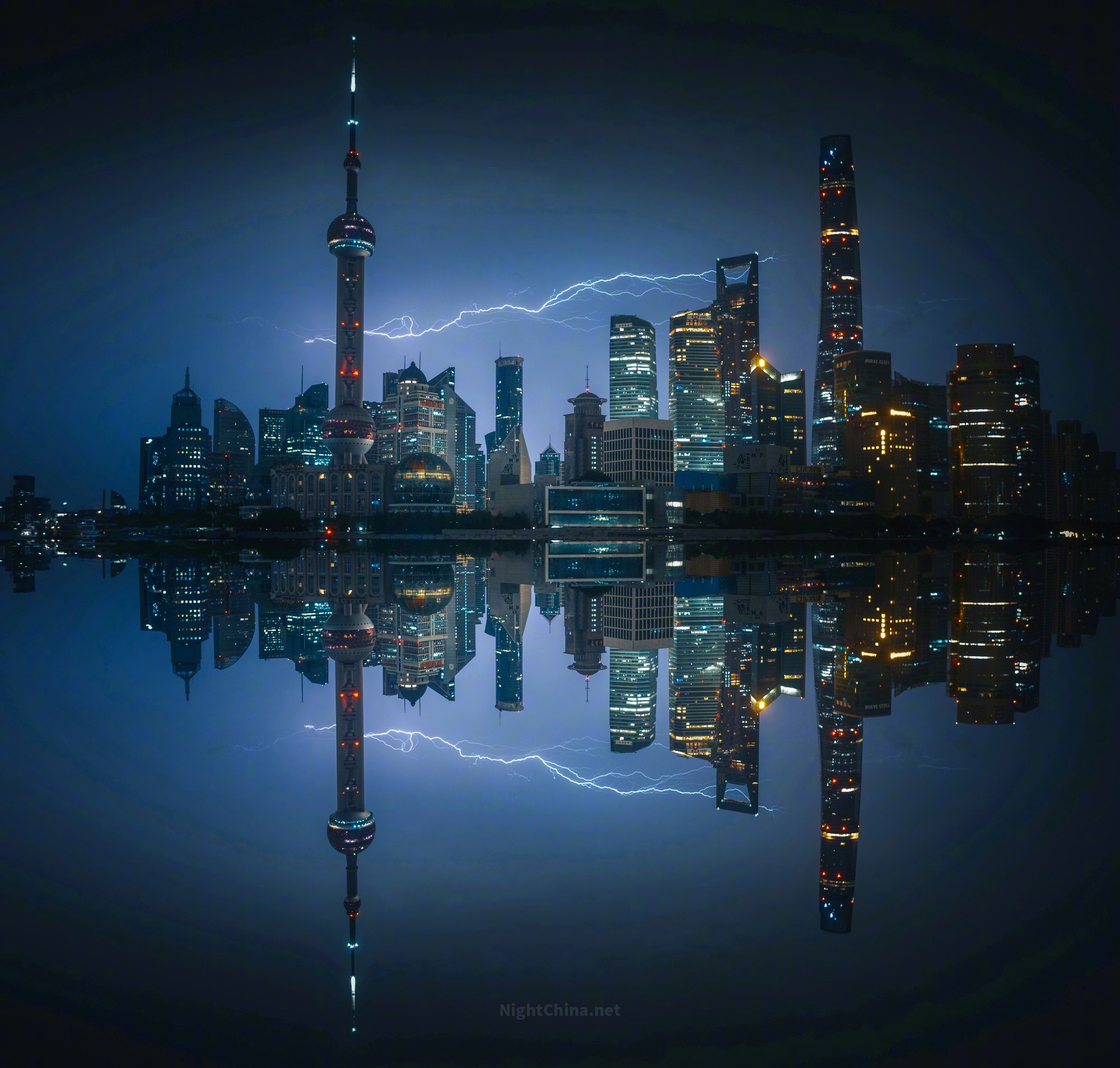 海的夜晚向来不缺灯火，但只有雷暴来临时，这座城市才会被另一种光照亮。闪电在东方明
