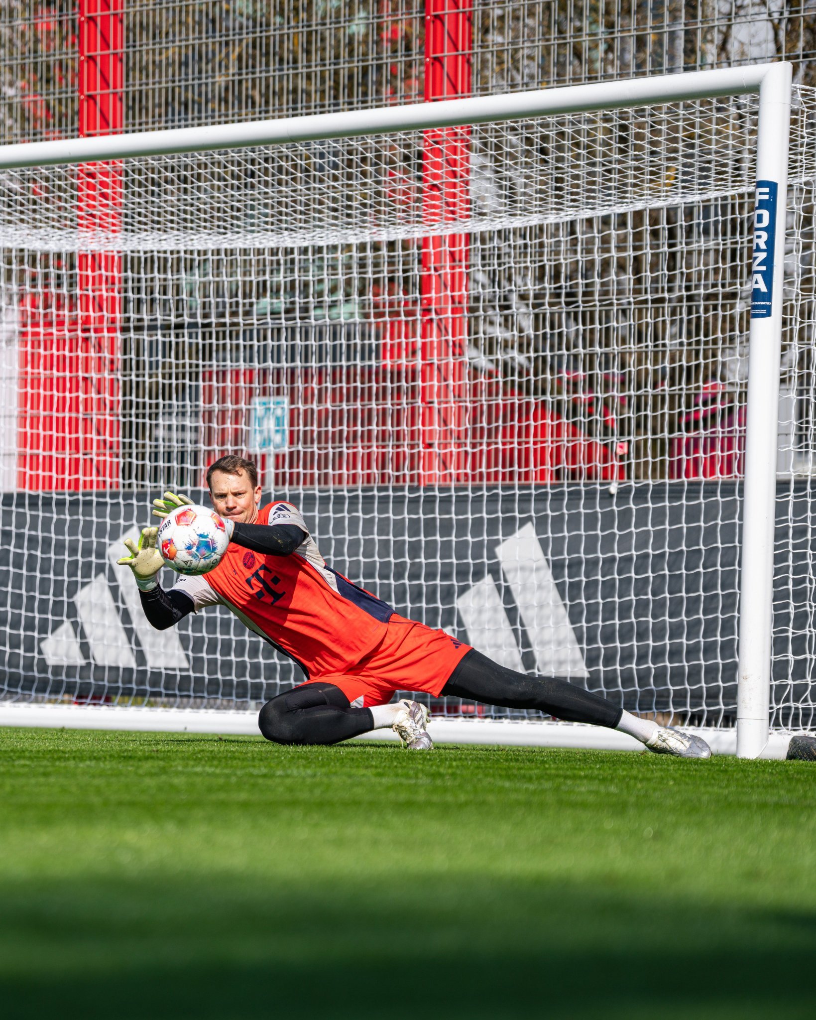 阿芳和诺伊尔今天在塞本纳完成了个人训练，他们继续努力恢复。 