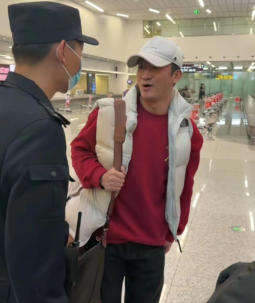 吴京现在很低调，到西安路演，在咸阳机场，一个人挎着包，拉着行李箱，穿的北面无袖羽