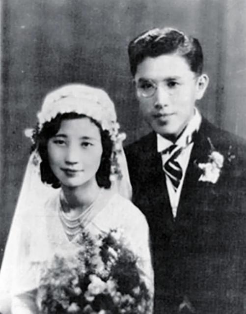 1930年，28岁的清华教授周培源，依旧单身。朋友拿给他一沓子照片：“瞧瞧，有没