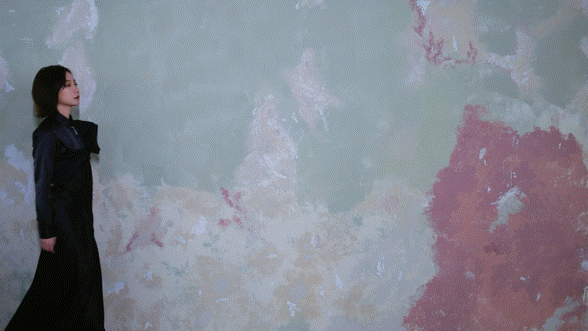 王珞丹金鸡红毯造型，缎面与丝绒的碰撞，利落线条勾勒出克制又疏离的气场，王珞丹将这