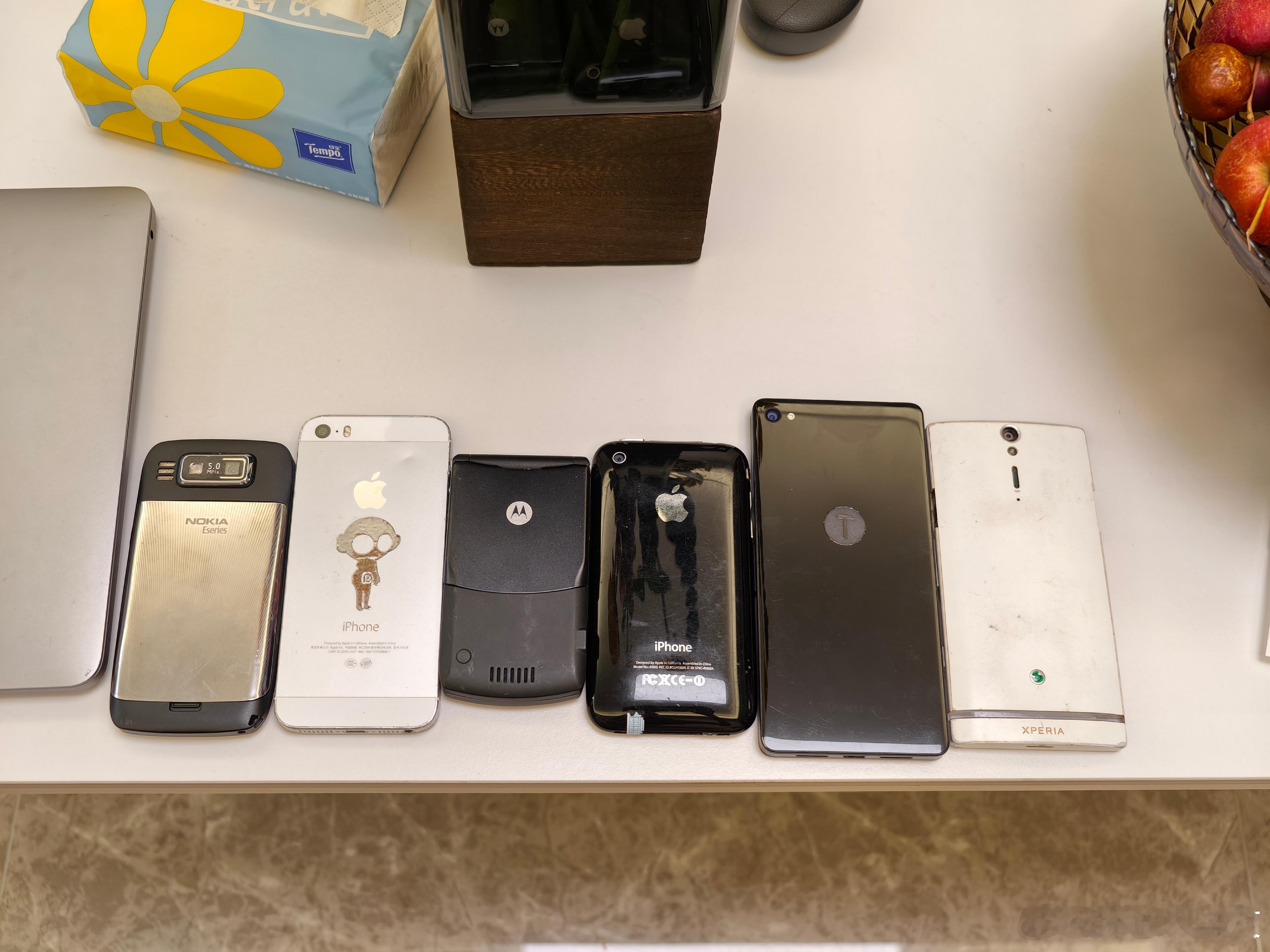 搬家翻出来一堆很有年代感的手机。扔了吧可惜，不扔又没用，你们会怎么处理这种旧手机