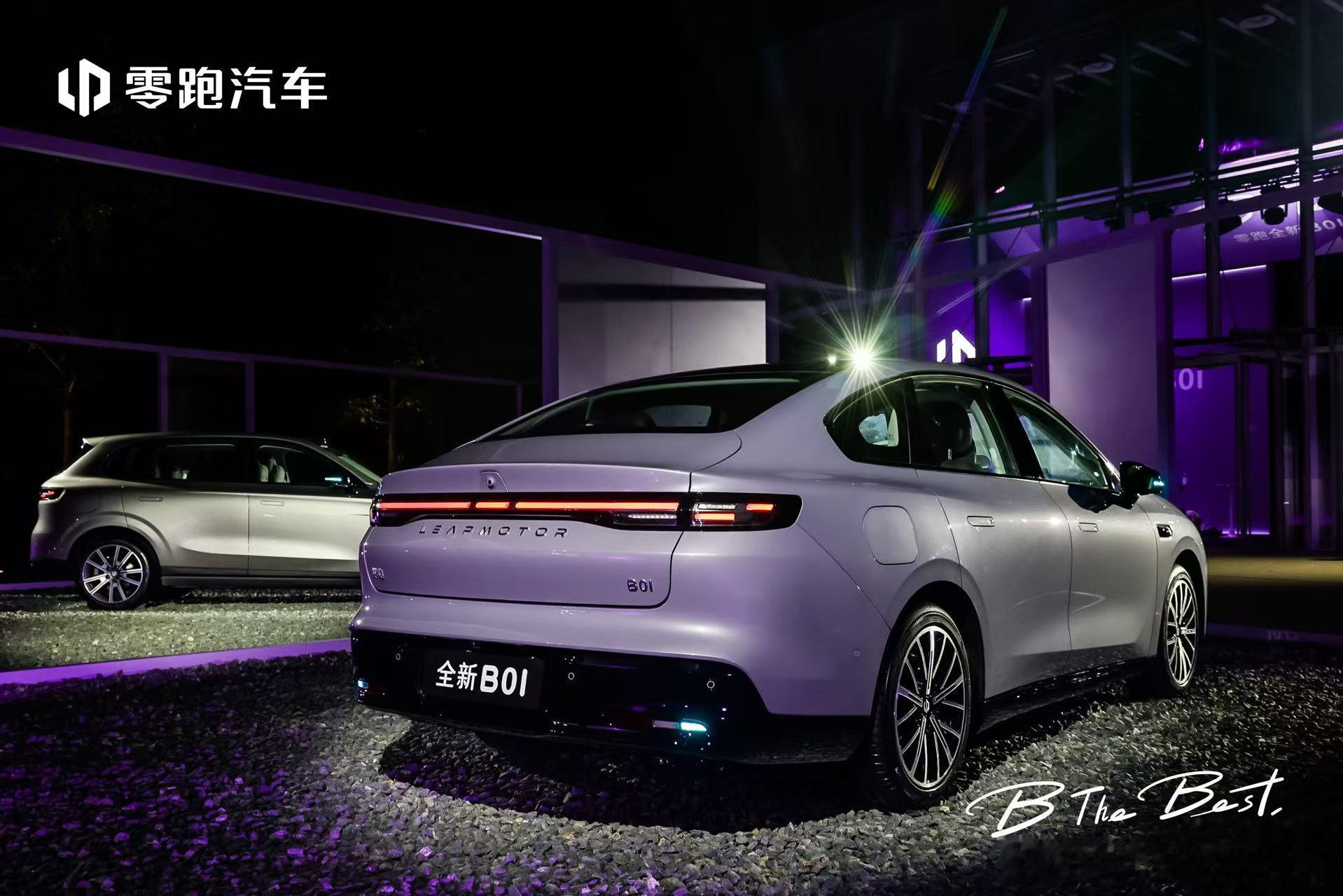 聚光灯已点亮，现场氛围渐起✨一组发布会美图抢先送上由内而外的高级质感，更懂年轻人
