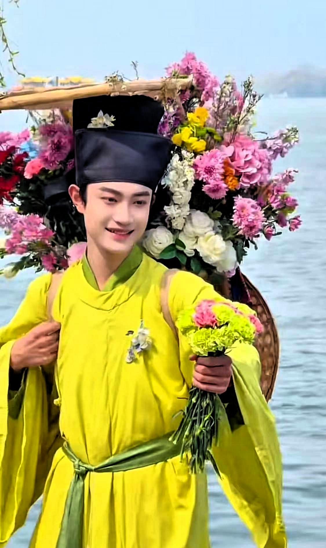 西湖卖花郎
这哪是卖花郎，这是从《清明上河图》里走出来的春日限定美男！”
 
最