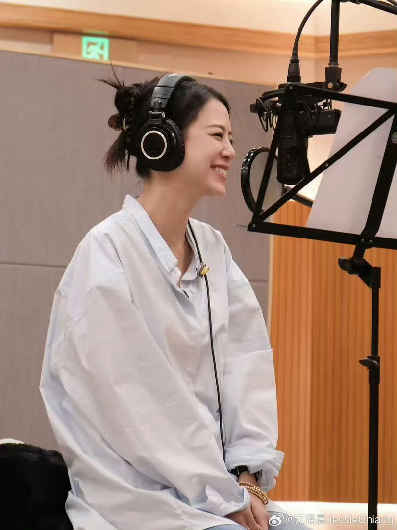 江语晨直播回应跑调🎤《乘风2026》初舞台敢玩全开麦直播本来就超有勇气啊!江语