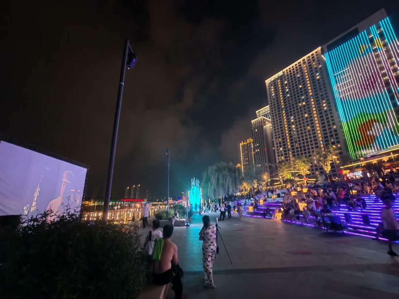 闲来无事，跟朋友唠嗑聊到影视圈，聊到一个很多人疑惑的问题。
 
说起孙俪的演技，