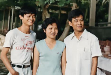 人不可貌相，1986年，22岁的马云和父母合影。
马云口才了得，长相比较喜庆，谈