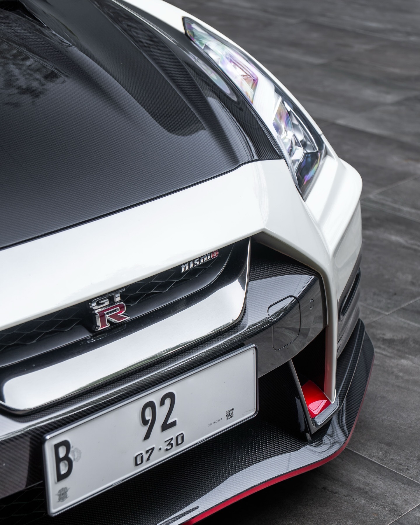 传承了传奇般的顶级设计，再加上极具雄性魅力的外观展现。这就是日产 GT-R Ni